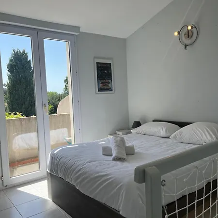 Ibis - Avec Piscine, Jardin Et Parking * Arles