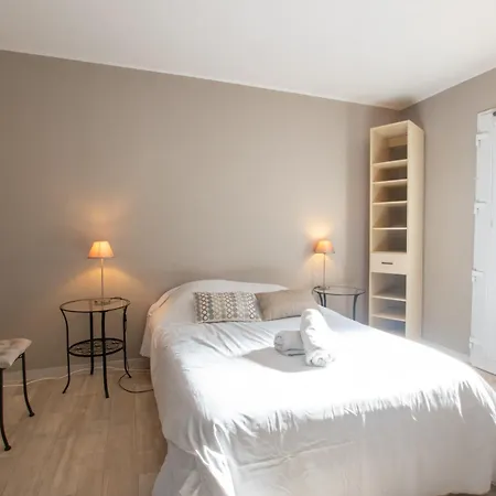 Ibis - Avec Piscine, Jardin Et Parking * Arles