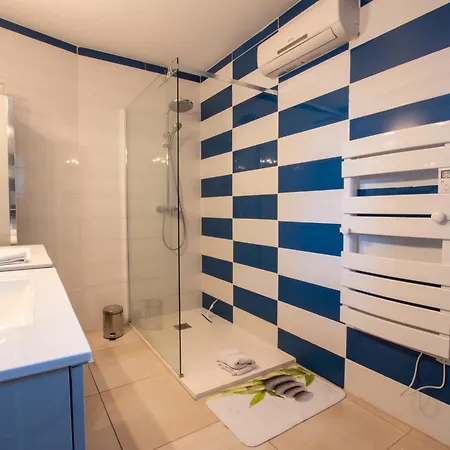 Ibis - Avec Piscine, Jardin Et Parking Villa *